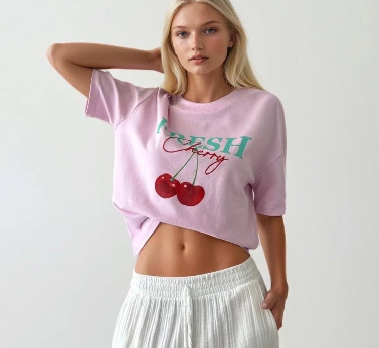 تيشيرت أبيض عصري بطبعة