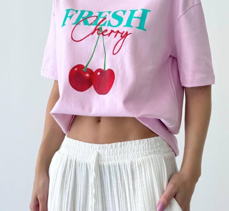 تيشيرت أبيض عصري بطبعة