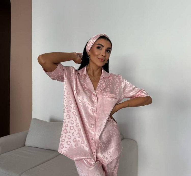 طقم بيجاما ستان وردي أنيق للنساء