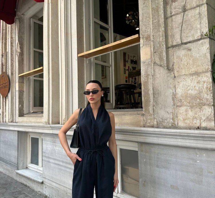 جمبسوت نسائي أنيق برقبة ملتفة بلون نبيذي