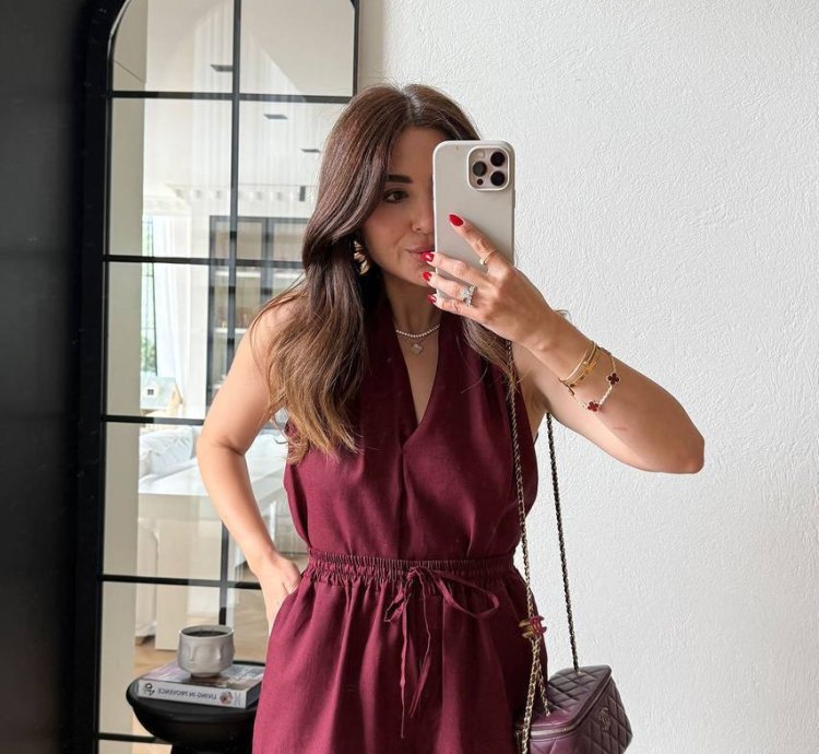 جمبسوت نسائي أنيق برقبة ملتفة بلون نبيذي