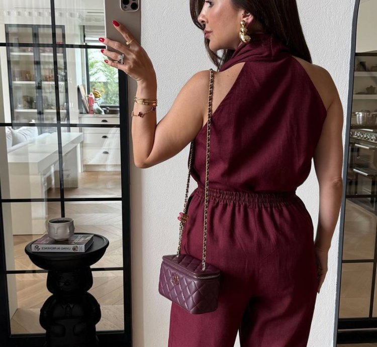 جمبسوت نسائي أنيق برقبة ملتفة بلون نبيذي
