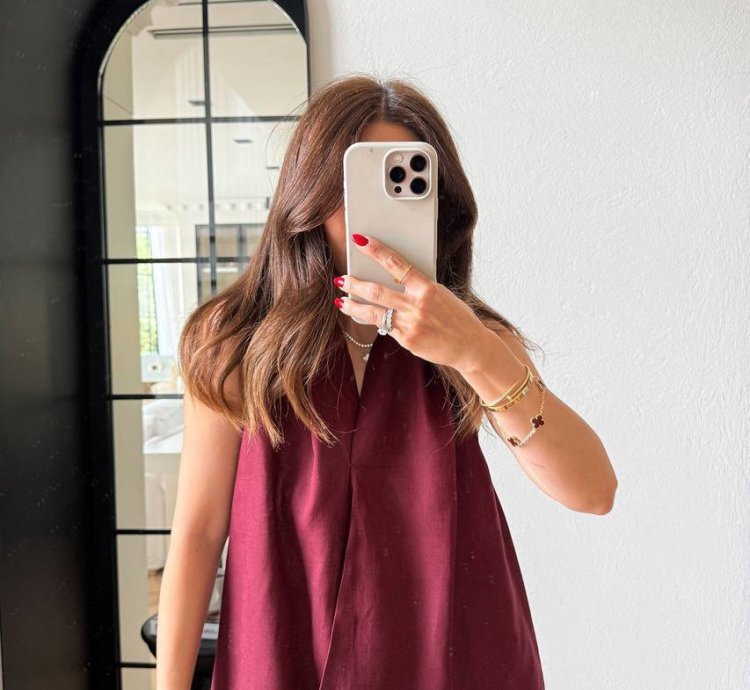 جمبسوت نسائي أنيق برقبة ملتفة بلون نبيذي