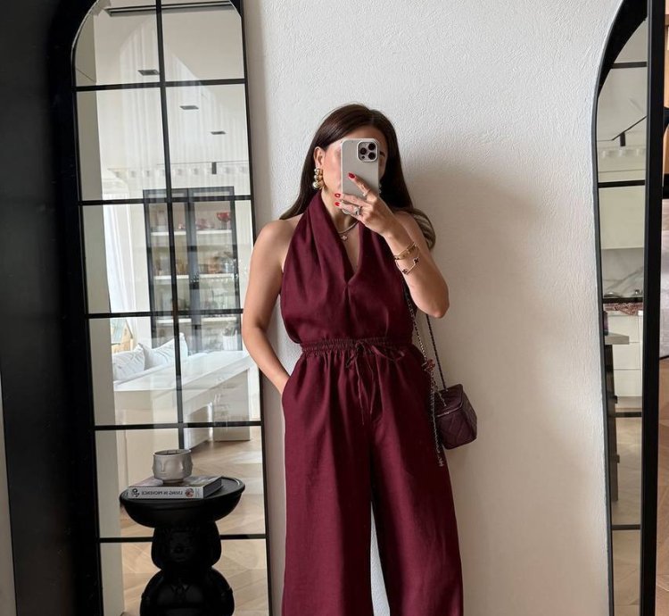 جمبسوت نسائي أنيق برقبة ملتفة بلون نبيذي