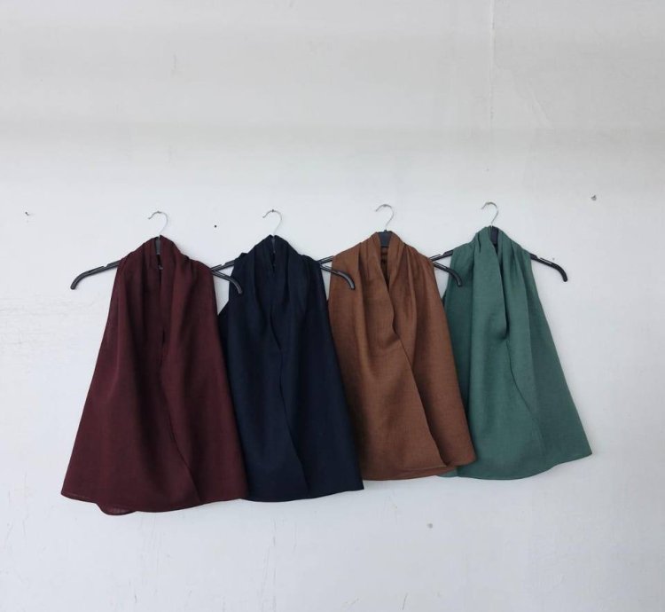 جمبسوت نسائي أنيق برقبة ملتفة بلون نبيذي