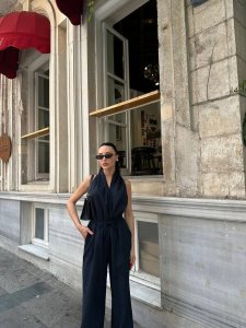 جمبسوت نسائي أنيق برقبة ملتفة بلون نبيذي