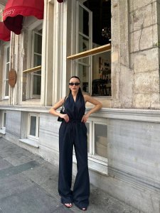 جمبسوت نسائي أنيق برقبة ملتفة بلون نبيذي