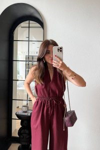 جمبسوت نسائي أنيق برقبة ملتفة بلون نبيذي