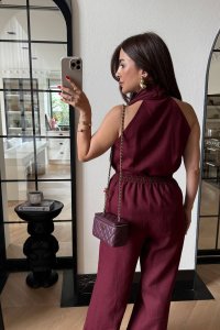 جمبسوت نسائي أنيق برقبة ملتفة بلون نبيذي