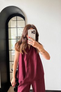 جمبسوت نسائي أنيق برقبة ملتفة بلون نبيذي