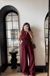 جمبسوت نسائي أنيق برقبة ملتفة بلون نبيذي