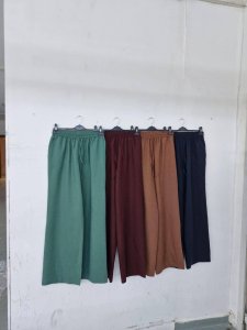 جمبسوت نسائي أنيق برقبة ملتفة بلون نبيذي